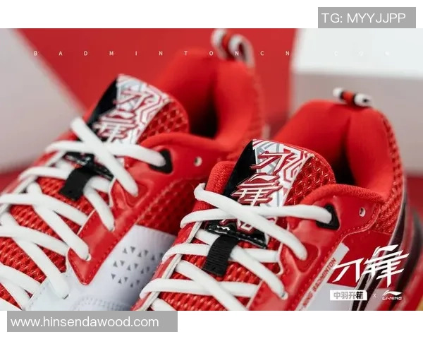 足球明星后跟开洞球鞋引领潮流助力运动表现的全新设计理念