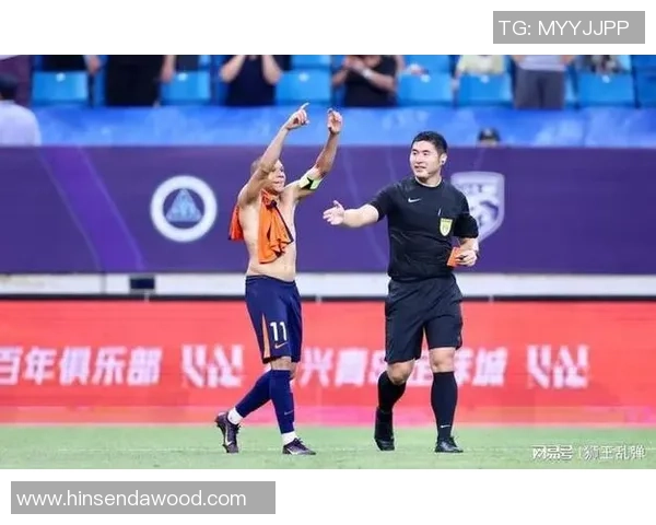 足球明星直播意外手滑引发网友热议瞬间成网络热点事件 足球明星直播意外手滑引发网友热议瞬间成网络热点事件